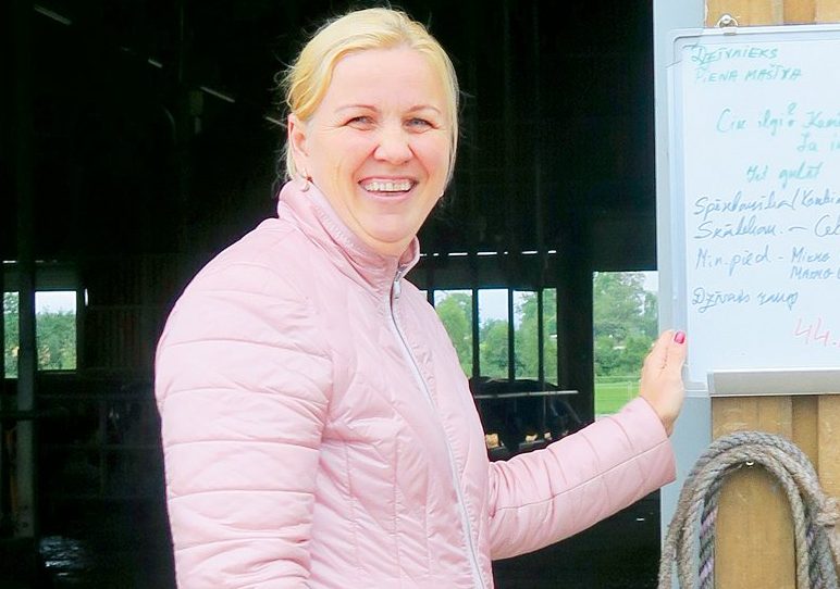 Ieva Rutkovska pirmā Latvijā pietuvojusies 15 000 kg vidējam izslaukumam no govs.
