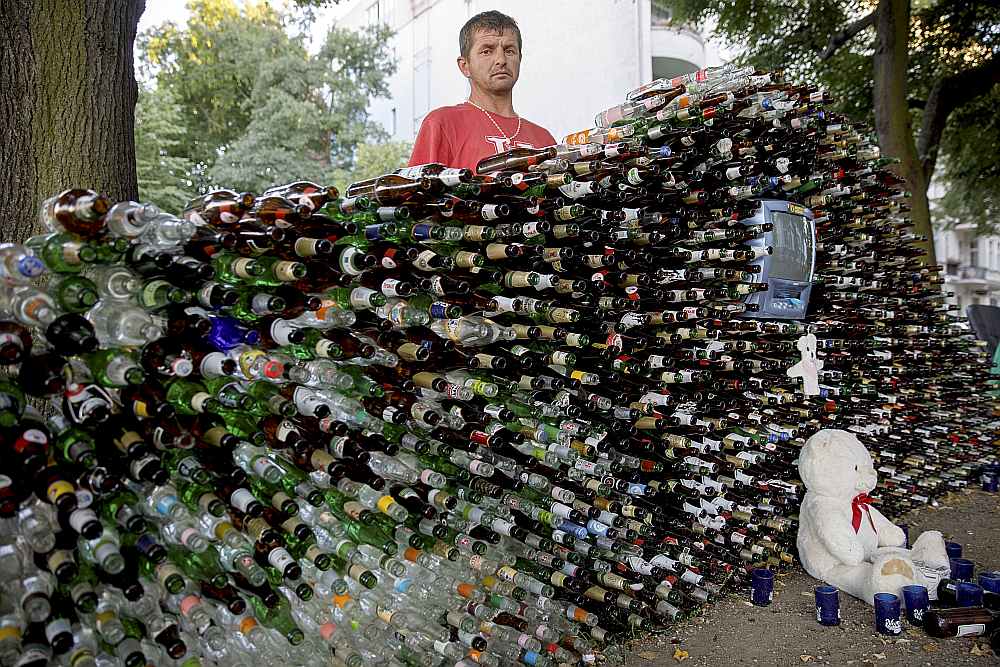 Četrdesmit četrus gadus vecais poļu bezpajumtnieks Petrovs Čojinackis ir uzbūvējis pudeļu sienu, lai norobežotu savu guļvietu zem klajas debess Berlīnē, Kreicbergas rajonā.