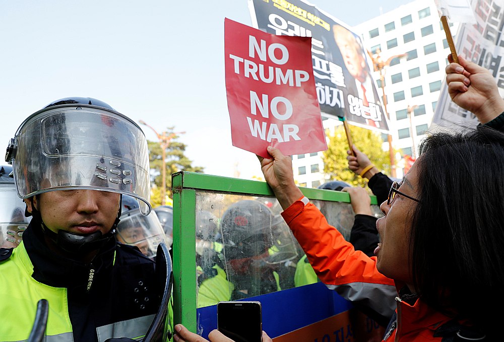 Demonstrante protestē pret ASV prezidenta Donalda Trampa vizīti Seulā.