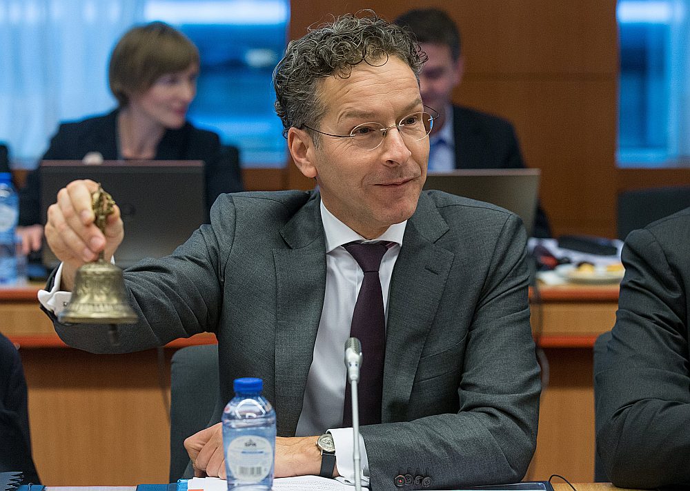 Eirogrupas priekšsēdētājs Jerūns Deiselblūms iezvana eirozonas finanšu ministru sanāksmes sākumu 6. novembrī Briselē.