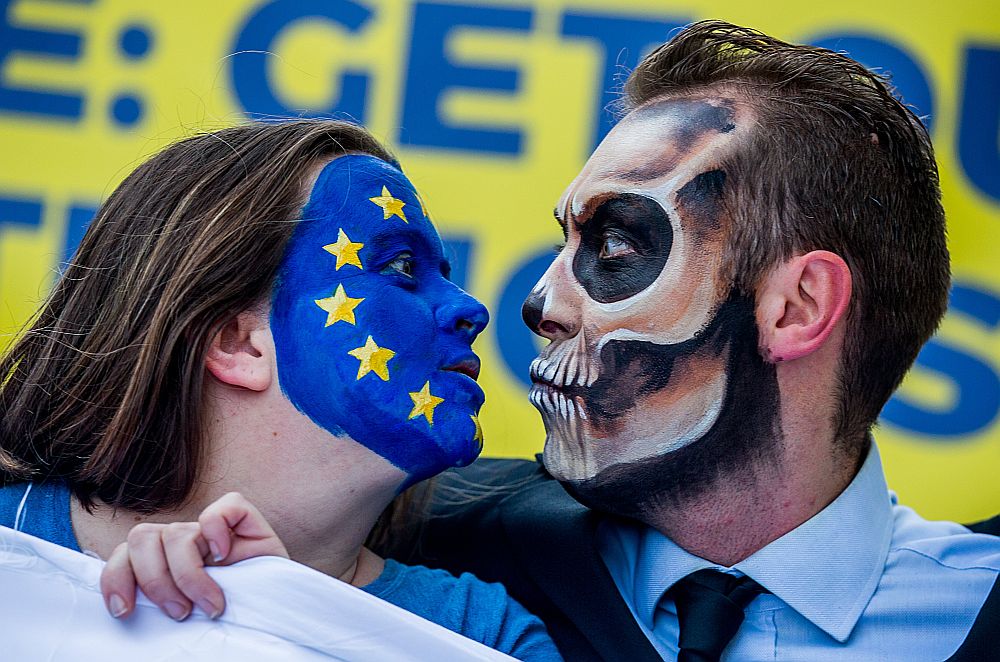 Glifosāta pretinieki un uzņēmuma “Monsanto” kritiķi regulāri rīkojuši protesta akcijas Eiropas Savienības galvaspilsētā Briselē, taču tas pagaidām nav mainījis ES nostāju.