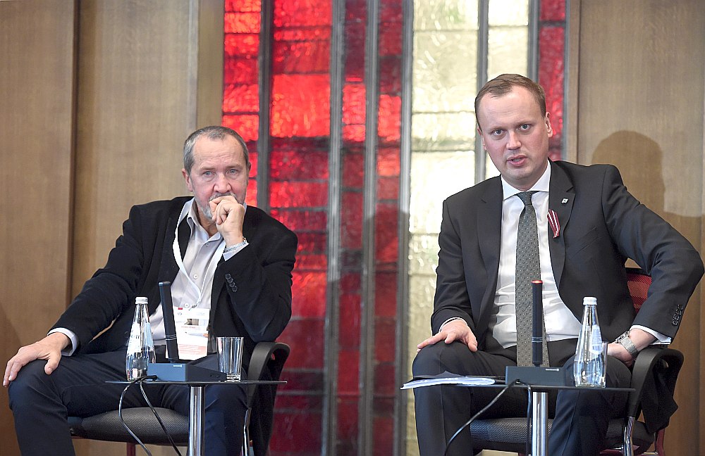 Latvijas Pašvaldību savienības vecākais padomnieks Māris Pūķis (no kreisās) un Satiksmes ministrijas parlamentārais sekretārs Edgars Tavars apspriež nākotnes izaicinājumus valsts un pašvaldību uzņēmumu pārvaldības uzlabošanā.