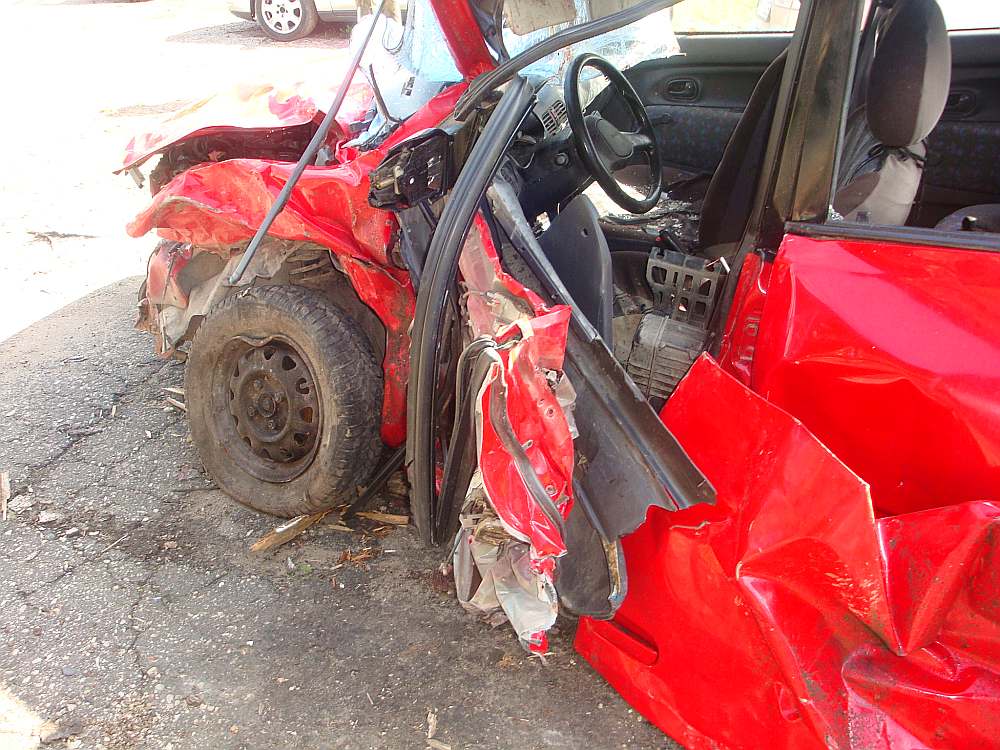 Tāda izskatījās Vaivodu automašīna pēc satiksmes negadījuma, kad tajā, braucot pa mazākas nozīmes ceļu, ietriecās cits auto.