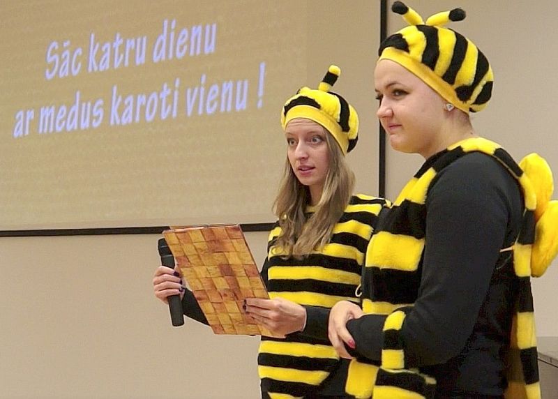 “Sāc katru dienu ar medus karoti vienu!” aicināja “bitītes” Medus brokastīs Ogres Valsts tehnikumā.