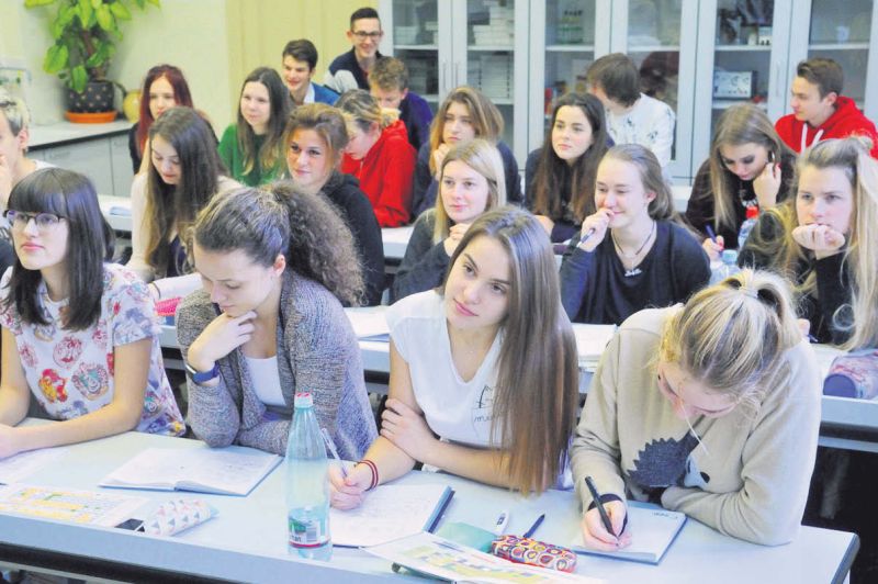 Pašvaldību pārstāvji uzskata, ka skolēnu skaita un kvalitātes kritērijiem jābūt ietvertiem Izglītības likumā un nevar ļaut to lemt valdībai. Attēlā: 11. klases skolēni Rīgas Valsts 1. ģimnāzijā.