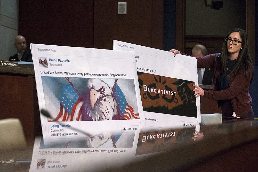 ASV Senātā uzklausot “Facebook”, “Twitter” un “Google” vadības pārstāvjus, tika demonstrēti arī politiskās reklāmas un viltus ziņu paraugi, kas nākuši no Krievijas.