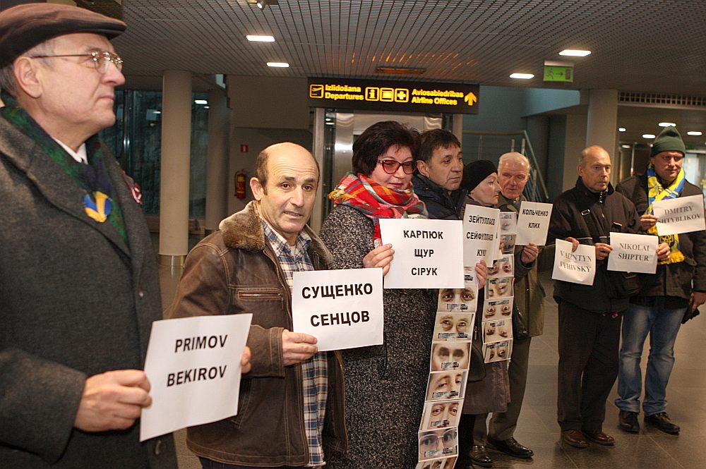 Akcijā Rīgas lidostā piedalījās ap desmit Latvijas ukraiņu kopienas aktīvistu un atbalstītāju. Viņi kopā ar citiem sagaidītājiem stāvēja pie ielidošanas zonas un brīžos, kad ieradās reisi no Krievijas, pacēla lapas ar politiski ieslodzīto tautiešu uzvārdiem.
