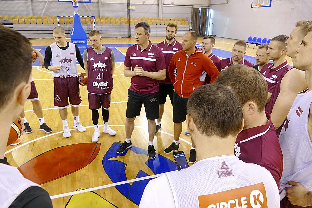Arnim Vecvagaram (centrā) Latvijas nacionālās izlases galvenā trenera pienākumi uzticēti pirmo reizi.