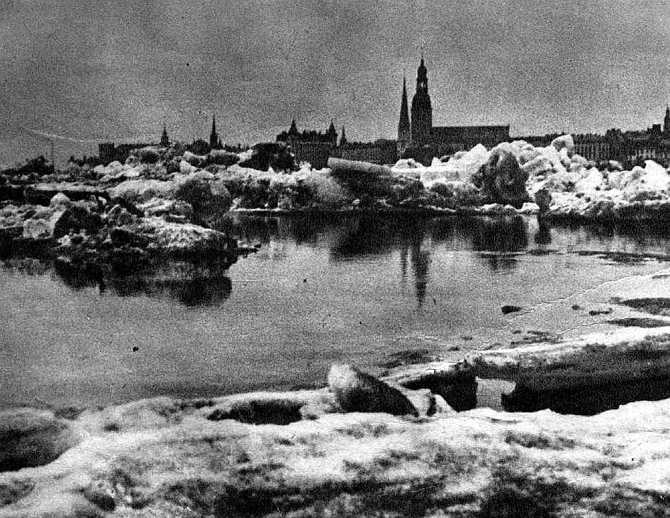 Ledus krāvumi Daugavā pie Rīgas 30. gados.