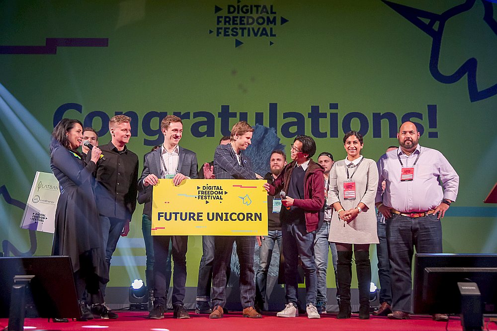 Šogad par “digitālajiem vienradžiem” un galvenās balvas ieguvējiem “Digital Freedom Festival” kļuva “DigiPulse” un “Cenos”. No kreisās: festivāla līdzdibinātāji Dagnija Lejiņa un Uldis Leiterts, “DigiPulse” līdzdibinātājs Normunds Kvilis, “Cenos” vadītājs Mihails Ščepanskis un akseleratora “500 Startups” pārstāvji Mārvins Liao, Tanja Somana un Raiens Viljamss.