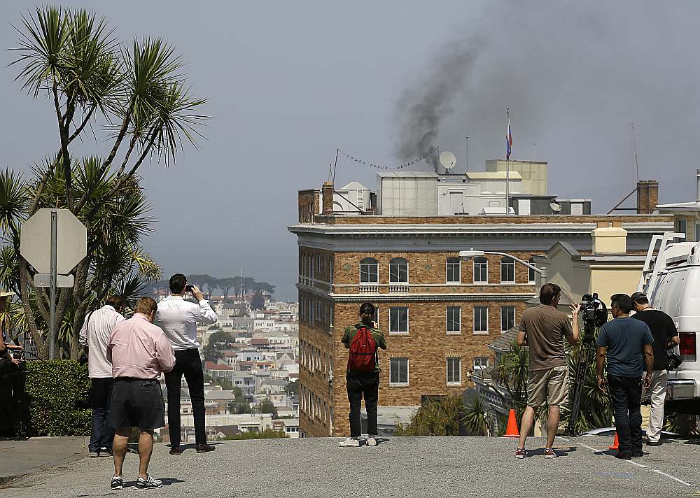 Pēc ASV paziņojuma 31. augustā, ka Krievijas ģenerālkonsulāts Sanfrancisko tiek slēgts 48 stundu laikā, nākamajā dienā no ēkas skursteņa cēlās biezi dūmi, kamīnā dedzinot konfidenciālus dokumentus.