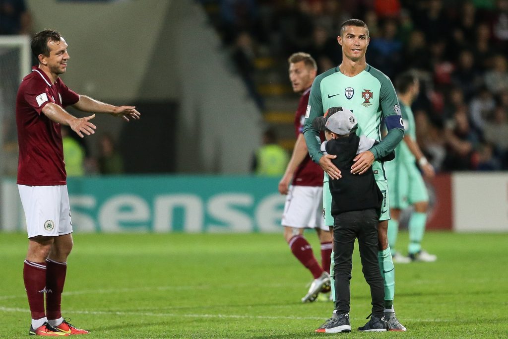 Krištianu Ronaldu Latvijas un Portugāles spēlē “Skonto” stadionā Rīgā.