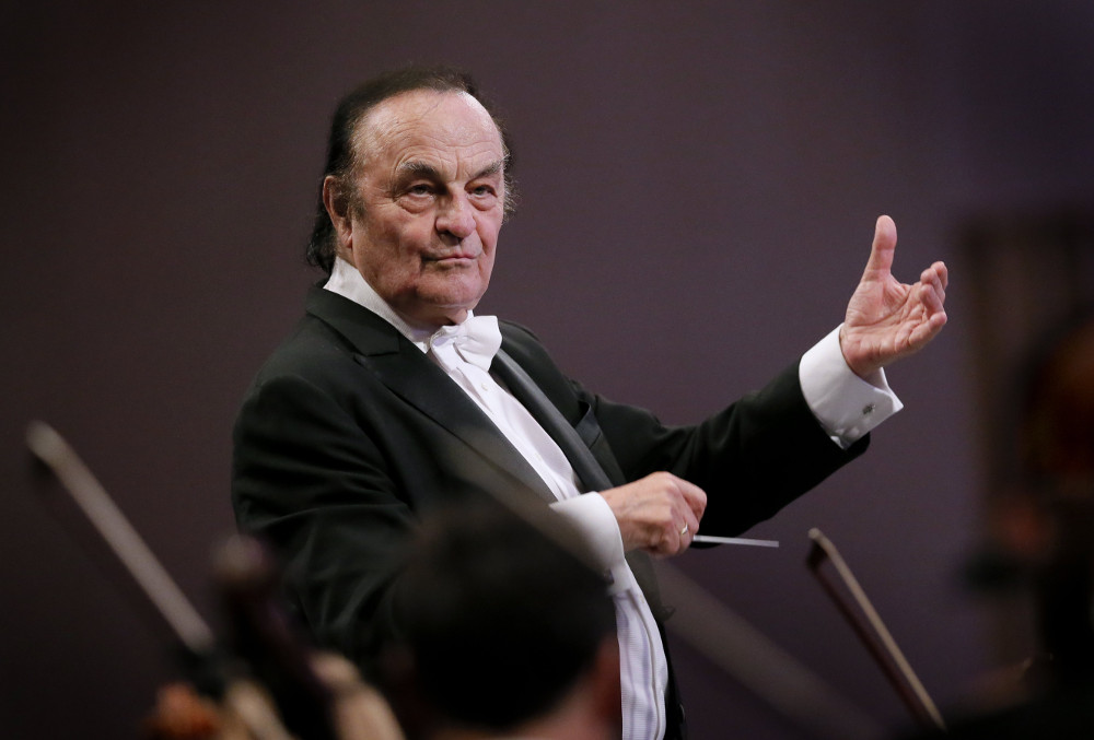 Šarls Dituā diriģē Londonas Karaliskā filharmonijas orķestra uzstāšanos.