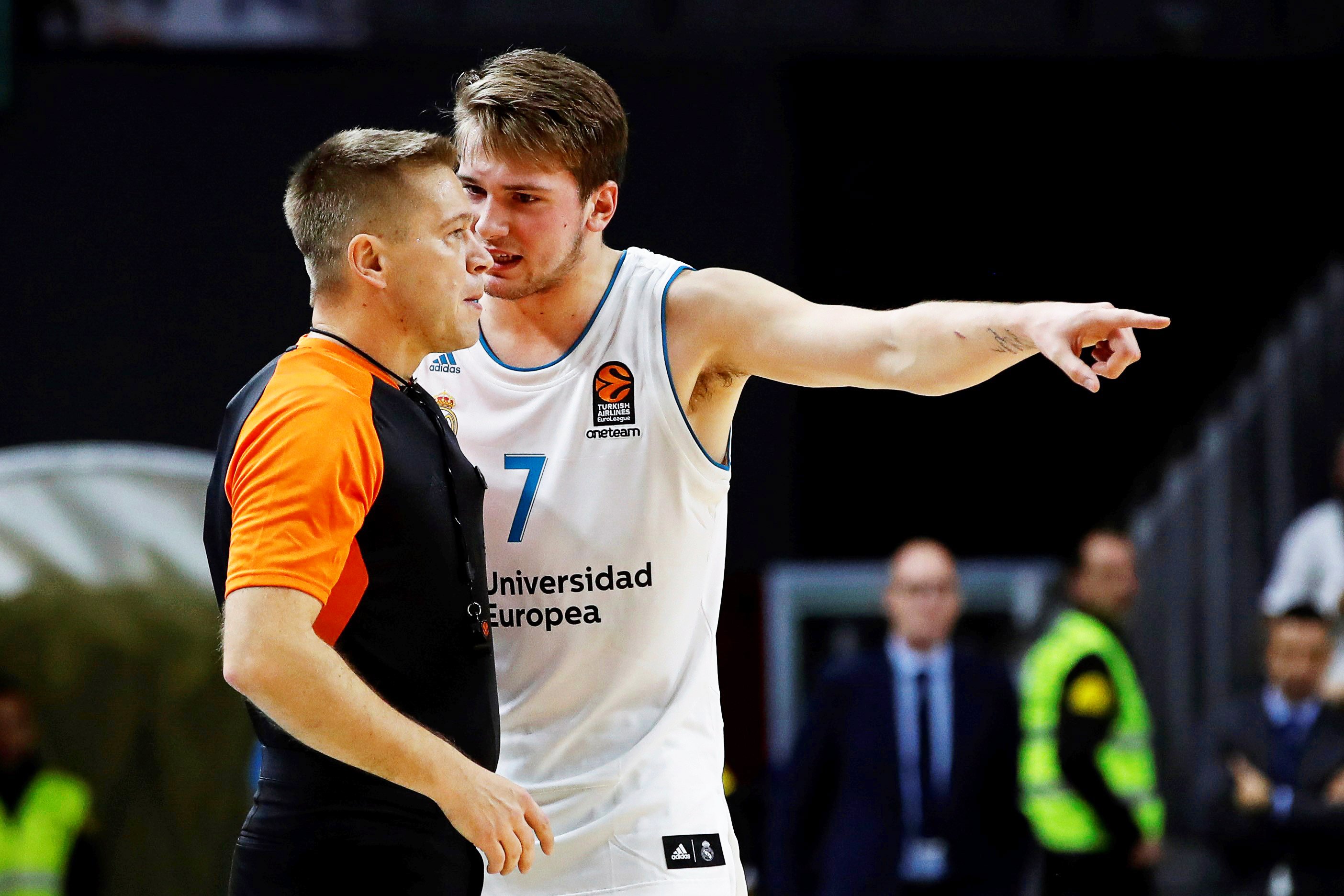 Luka Dončičs runā ar spēles tiesnesi.
