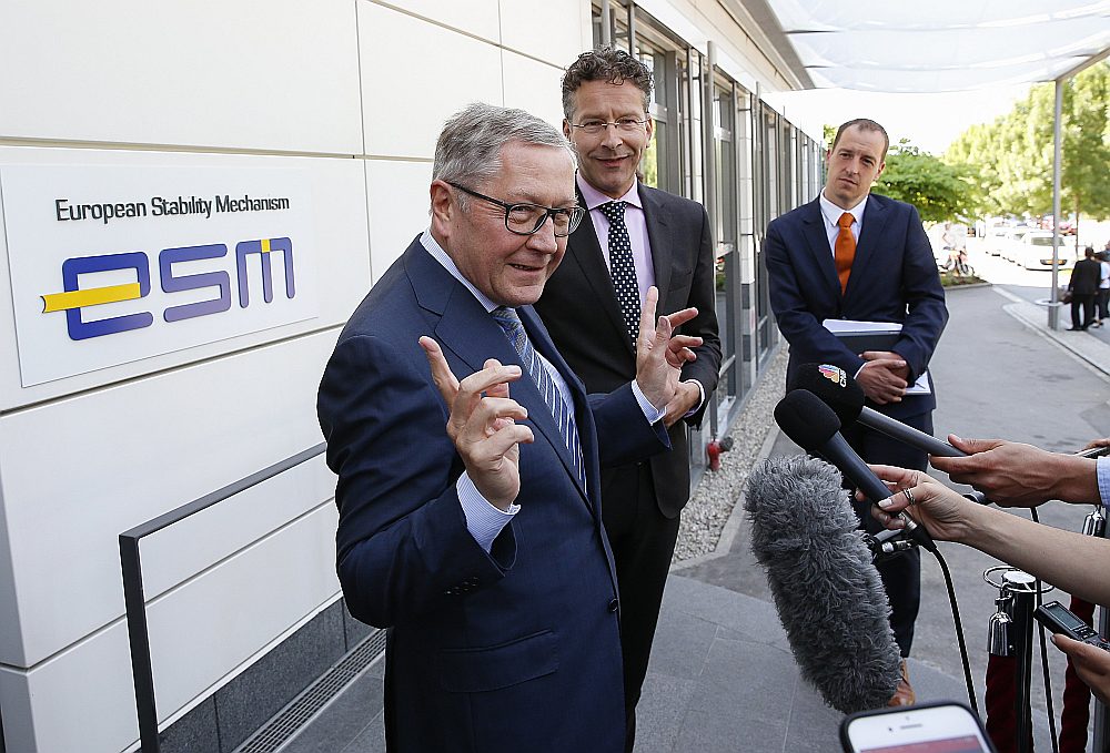 Klauss Reglings, Eiropas Stabilitātes mehānisma izpilddirektors, un iepriekšējais Eirogrupas priekšsēdētājs Jerūns Dijselblūms pie ESM ēkas Luksemburgā. Iespējams, plāksnīte būs jānomaina ar uzrakstu “EMF”.