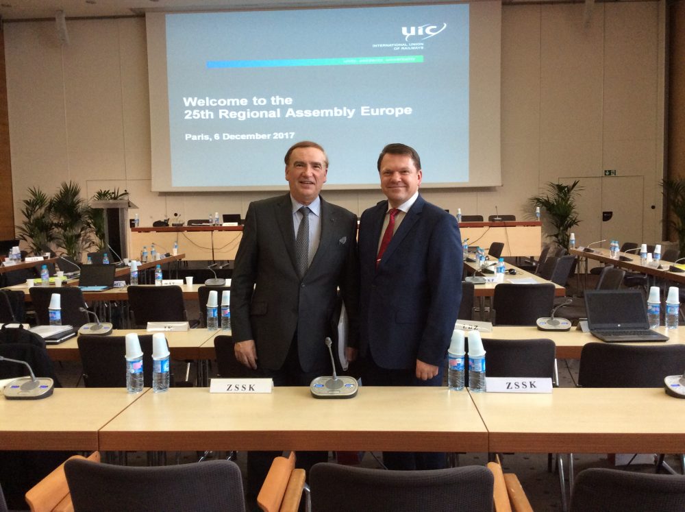 LDz prezidents .Bērziņš (no labās) Starptautiskās dzelzceļu savienības (UIC) Ģenerālajā asamblejā.