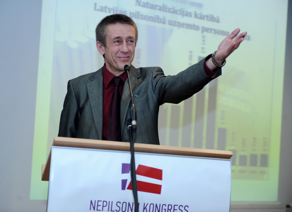 Nepilsoņu kongresa” iniciators Jurijs Aleksejevs piedalās debatēs Nepilsoņu kongresa dibināšanas sapulcē viesnīcā “Islande”.