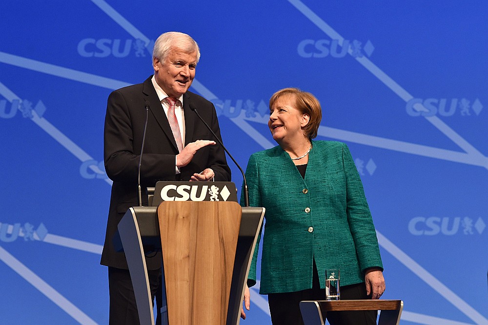Bavārijas Kristīgi sociālās savienības (CSU) kongresā Nirnbergā CSU līderis Horsts Zēhofers un Kristīgo demokrātu savienības (CDU) līdere kanclere Angela Merkele apliecināja savstarpēju atbalstu, taču liela daļa pavalsts iedzīvotāju ir pret kancleres Merkeles liberālo migrācijas politiku un pavirzīšanos pa kreisi no centra, ja tiks izveidota koalīcija ar sociāldemokrātiem.