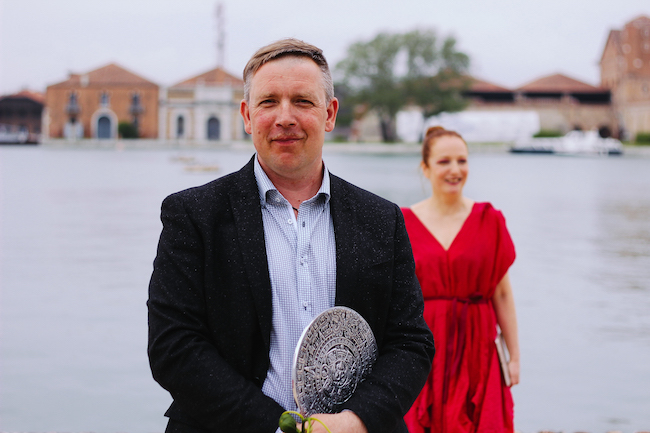 Mākslinieks MIķelis Fišers un Latvijas paviljona kuratore Inga Šteimane.