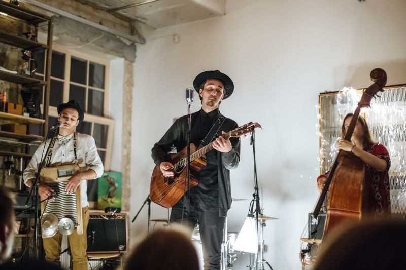 Grupa “Rahu The Fool” nespēlē īstus mūzikas instrumentus, viņi saka, ka atdzīvina „jug band” mūzikas sajūtas jeb nabadzīgo mūziķu džezu, tāpēc spēlēšanai izmanto sadzīves priekšmetus un pašdarinātus instrumentus.