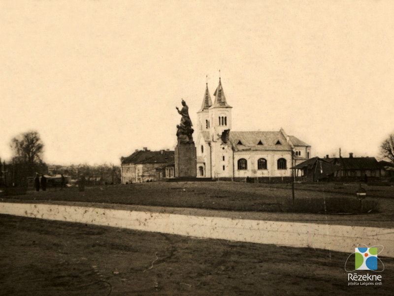 Rēzeknes Sāpju Dievmātes baznīca pēc pilsētas 1944. gada 6.–7. aprīļa padomju aviācijas bombardēšanas.