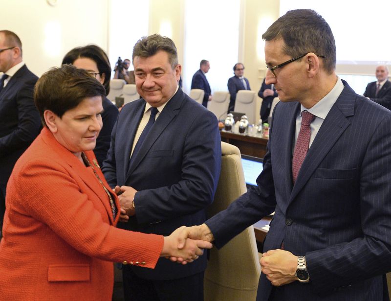 Līdzšinējo premejrministri Beatu Šidlo valdības vadītāja amatā nomainījis viņas vietnieks Mateušs Moraveckis (no labās).