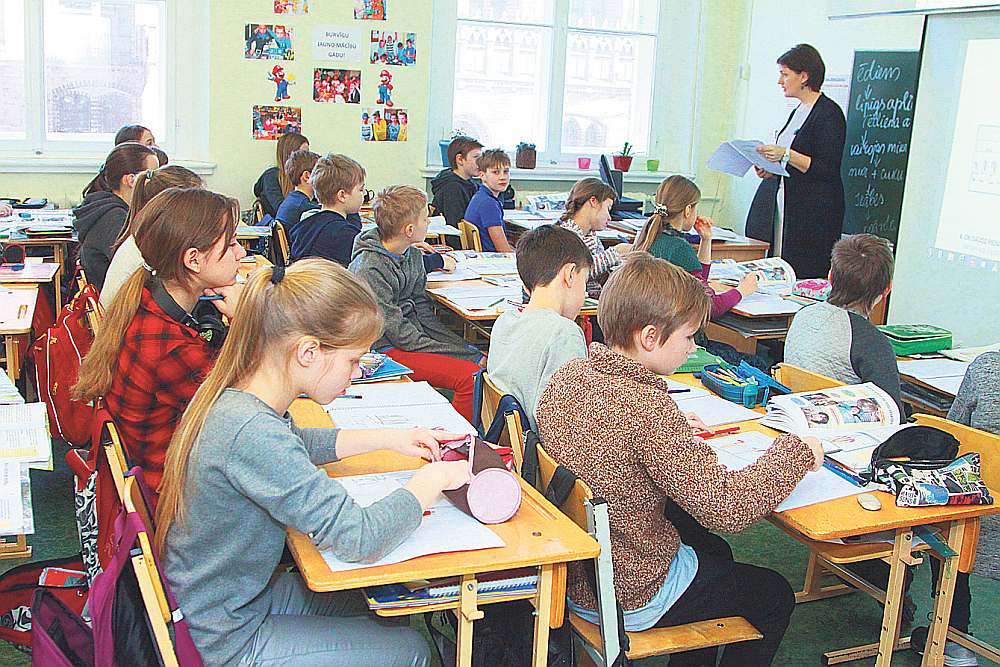 Skolotāju algu grafiks tiks pieņemts tikai nākamajā gadā, atzīst izglītības un zinātnes ministrs Kārlis Šadurskis.