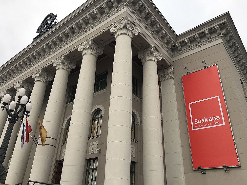 Vēlme par pašvaldības līdzekļiem atjaunoto VEF Kultūras pili sasaistīt ar vienas politiskās partijas vārdu bija tik liela, ka tās sienas tika izklātas ar sarkaniem “Saskaņas” plakātiem.