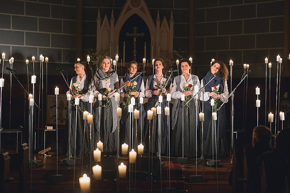 Vokālās grupas “Latvian Voices” jaunākās programmas “Mazie, skumjie Ziemassvētki” burvīgās melodijas vērts baudīt katram, kurš novērtē cilvēka balss spēku un vieglumu.