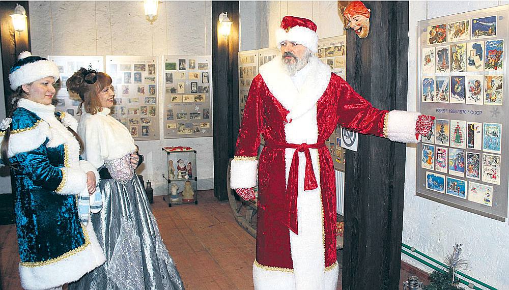 Ziemassvētku vecītis, vadot ekskursijas, bērniem rāda un stāsta, kā izskatījušies Ziemassvētku un Jaunā gada apsveikumi, eglīšu mantiņas un konfekšu kastes pirms daudziem gadiem.