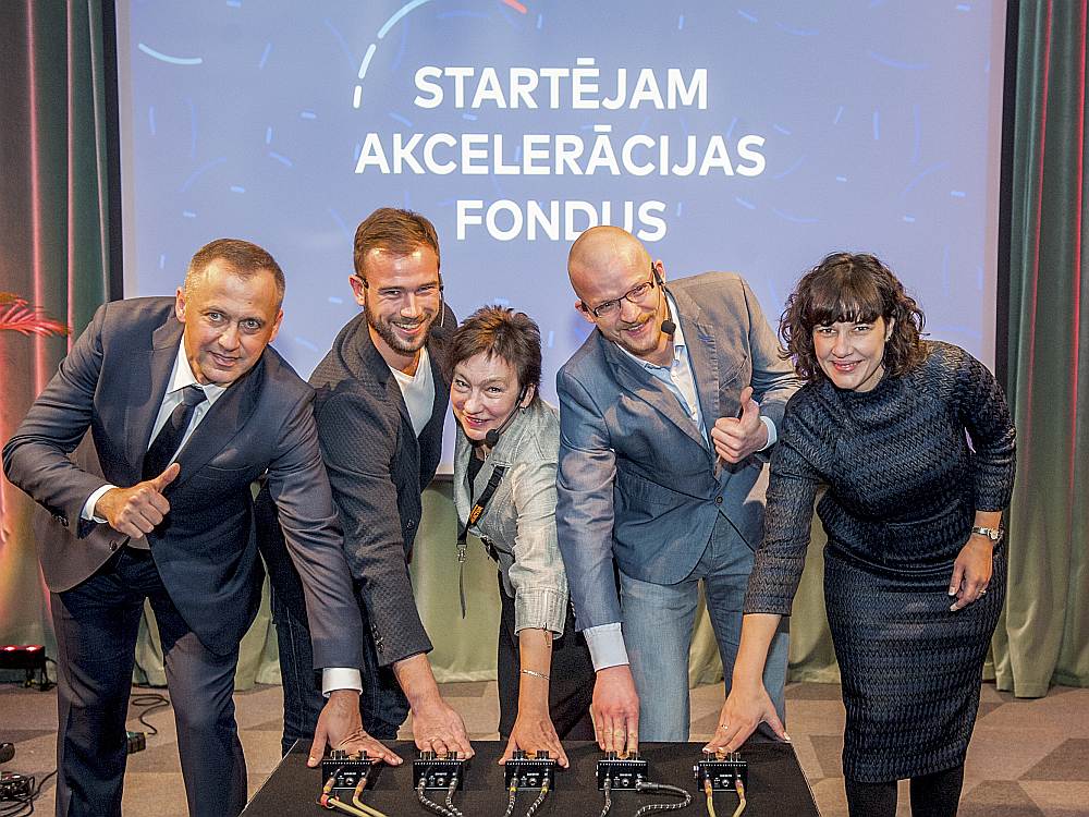 Pieteikt savu izcilo ideju jaunizveidotajos akselerācijas fondos var jau tagad, taču paredzams, ka pirmie oficiālie skaļie uzsaukumi jaunajiem uzņēmējiem sagaidāmi pavasarī vai vasarā. No kreisās – “Altum” riska kapitāla virziena vadītājs Juris Vaskāns, “Lattelecom” un “Accelerace” apvienības pārstāvis Pēteris Marculāns, “Komercializācijas reaktora” fonda pārstāve Ella Kalniņa, “BuildIT” pārstāvis Matīss Neimanis un finanšu ministre Dana Reizniece-Ozola.