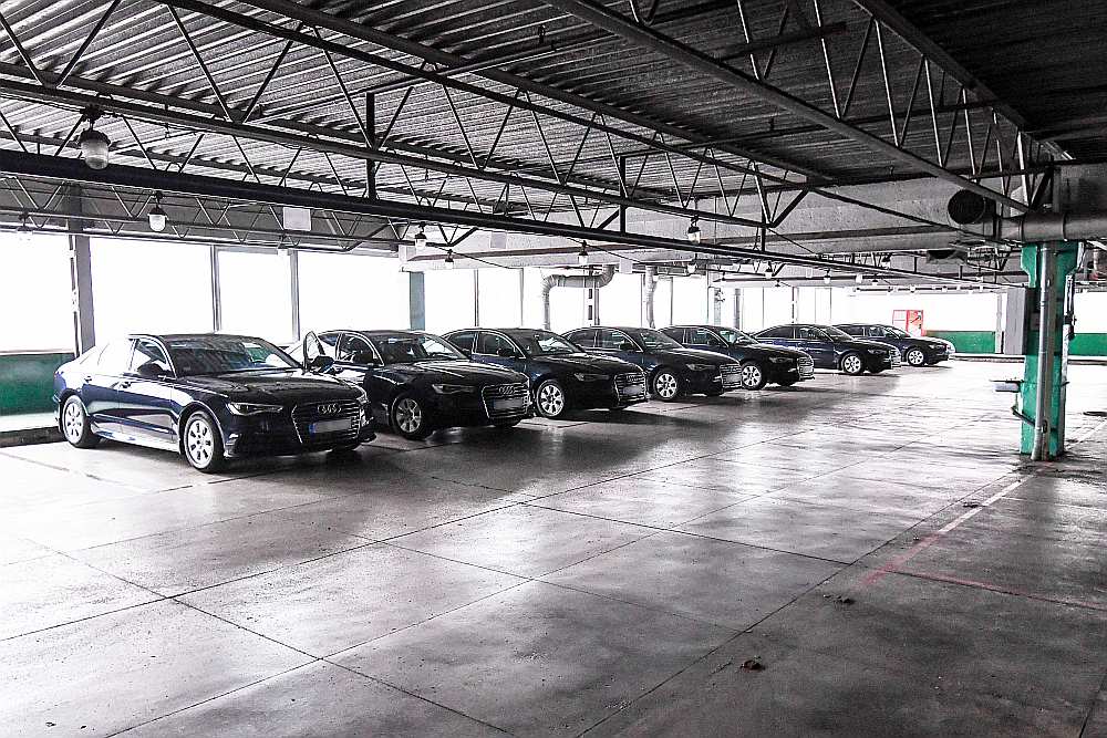 Saeimas autobāzes īpašumā patlaban ir 76 transporta vienības, no kurām aptuveni trešdaļa jau tagad sniedz transporta pakalpojumus citām valsts iestādēm gan pastāvīgi, gan pēc pieprasījuma (piemēram, Latvijas Valsts prezidenta kancelejai, Vides aizsardzības un reģionālās attīstības ministrijai, Ārlietu ministrijai, Veselības ministrijai, Tiesībsarga birojam, Ģenerālprokuratūrai u. c.). Deputāti uzskata, ka Saeimas autobāzes resursi ir pietiekami, lai centralizēti apkalpotu arī citas ministrijas un budžeta iestādes. Tomēr tās nevēlas atteikties no saviem “personiskajiem” autoparkiem.