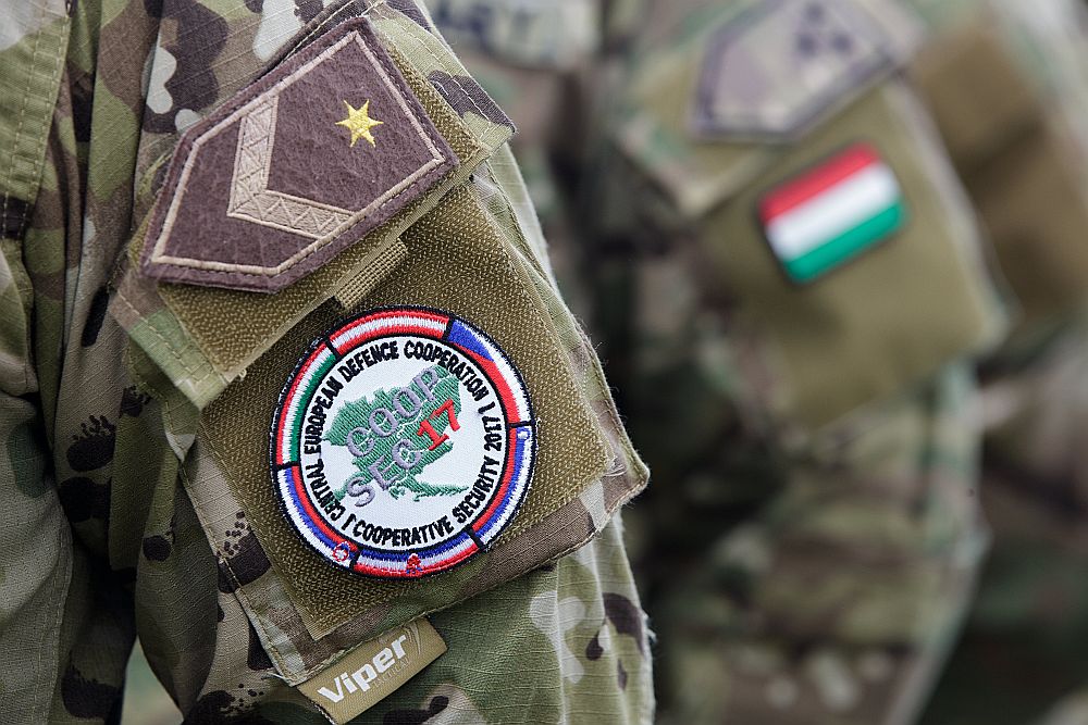 Ungārijas bruņoto spēku kareivji ar Centrāleiropas aizsardzības sadarbības emblēmas uzšuvi kopīgo mācību “COOPSEC17” laikā Austrijā šā gada septembrī.