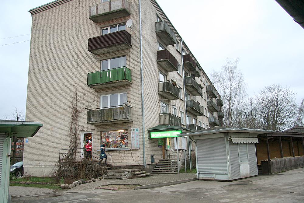 Šīs ēkas 3. stāvā Iecavā īrnieks noslepkavoja dzīvokļa saimnieci un līķi turēja uz balkona. Turpat pirmajā stāvā atrodas lombards, kur īrnieki nodeva nozagtās mantas.