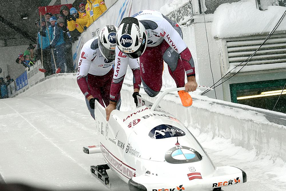 Oskars Ķibermanis (no labās) Vinterbergā bija Latvijas bobsleja pilots numur viens.