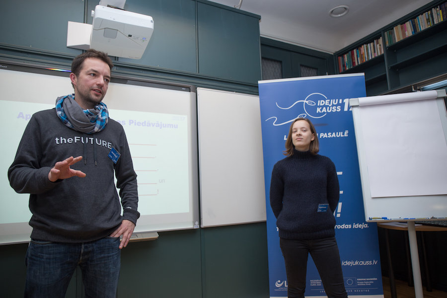Lektors Dāvids Štēbelis un viena no konkursa “Ideju kauss 2017” finālistēm Annija Emersone, kura trenējas fināla prezentācijām žūrijai.