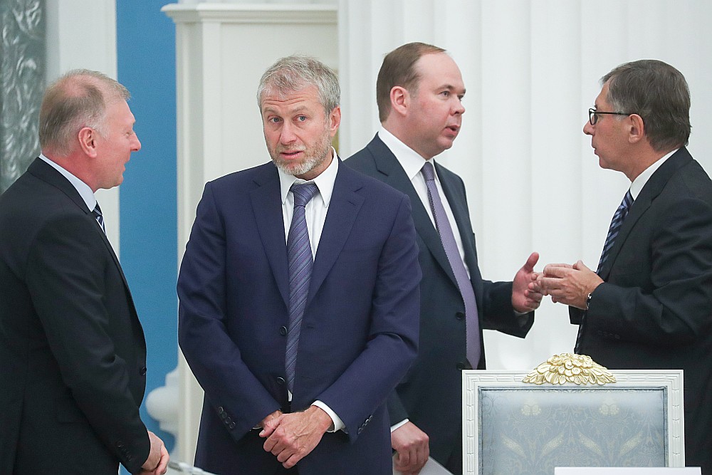 Krievijas finansists Pjotrs Avens (no labās) apspriežas ar Krievijas prezidenta administrācijas vadītāju Antonu Vaino, klātesot miljardieriem Romanam Abramovičam un Musam Bažajevam, pirms tikšanās Kremlī ar prezidentu Vladimiru Putinu.