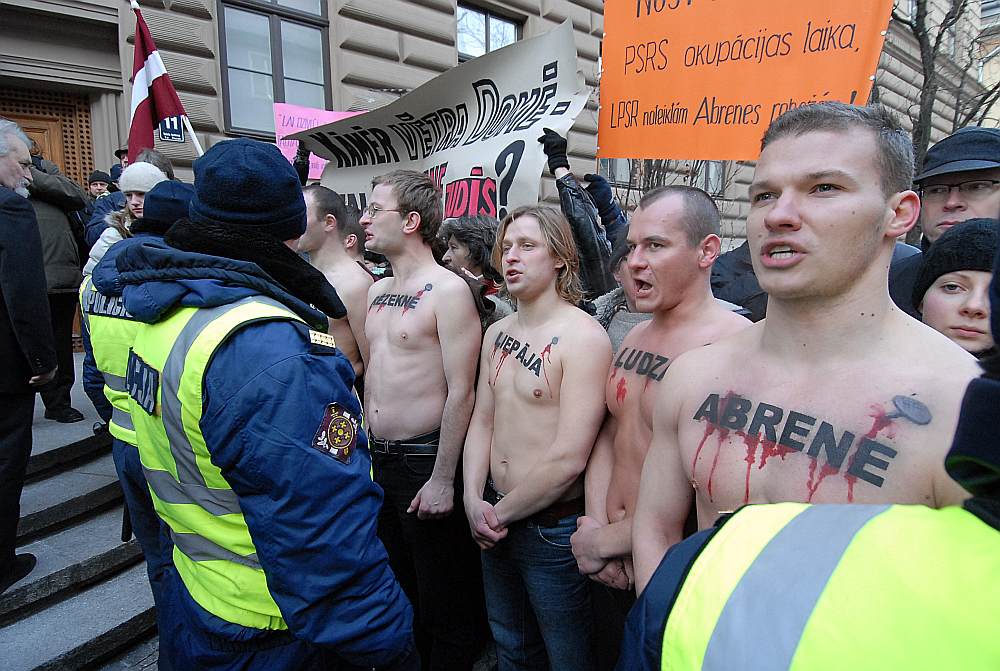 Februārī mīnus 17 grādu spelgonī partijas “Visu Latvijai!” jaunieši, izmetušies puskaili, pie Saeimas nama protestēja pret robežlīguma nosacījumiem.