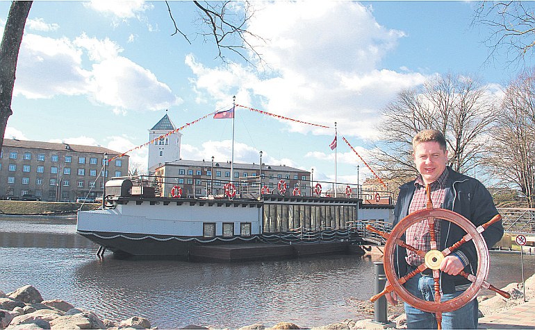 Jelgavnieks Kaspars Blūmanis Lielupē izveidojis banketa zāli uz ūdens, par ko “LA” rakstīja pērn 27. martā.