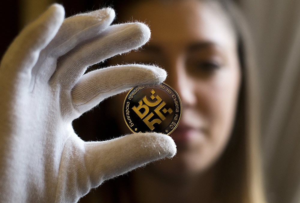 Par godu prezidentūrai Bulgārijas Centrālā banka ir izdevusi piemiņas monētu – 10 levu monētu (5 eiro vērtībā) ar Bulgārijas prezidentūras logo.