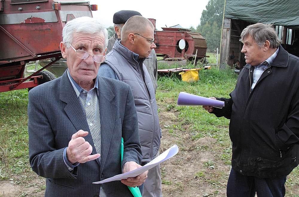 Juris Apšs (no kreisās), Kārlis Greidāns, Jānis Kuzmans teic, ka, privatizējot ezeru, neesot zinājuši, ka ezers apgrūtināts ar valstij noteiktajām zvejas tiesībām.