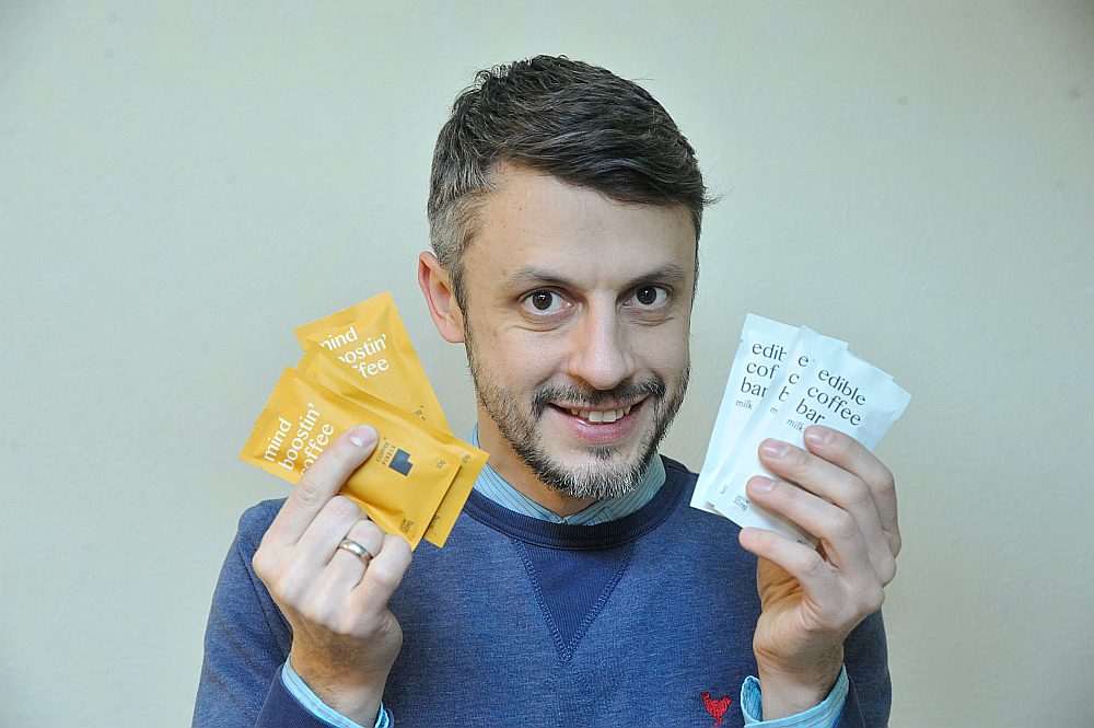 Raivis Vaitekūns, zīmola “Coffee Pixels” (SIA “Solid Coffee”) līdzīpašnieks ar abām pašreizējām ēdamkafijas versijām.