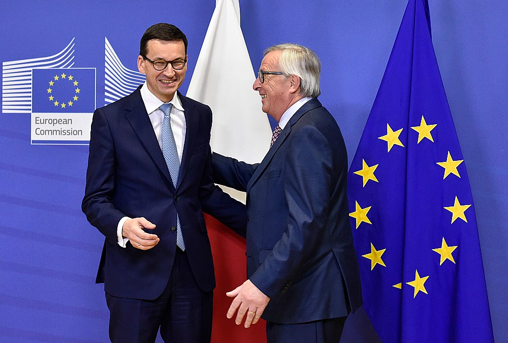Pēc tikšanās šonedēļ Briselē Polijas premjerministrs Mateušs Moraveckis (no kreisās) un Eiropas Komisijas prezidents Žans Klods Junkers atzīmēja sarunu pozitīvo gaisotni, taču abu pušu domstarpības par Polijas īstenotajām strīdīgajām reformām tieslietu jomā saglabājas.