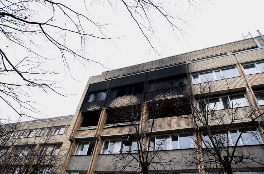 Tiesībsargājošo iestāžu ēka Stabu ielā pēc ugunsgrēka, kurā pilnībā izdeguši Valsts policijas Satiksmes drošības pārvaldes priekšnieka Normunda Krapša un viņa palīdzes kabineti.