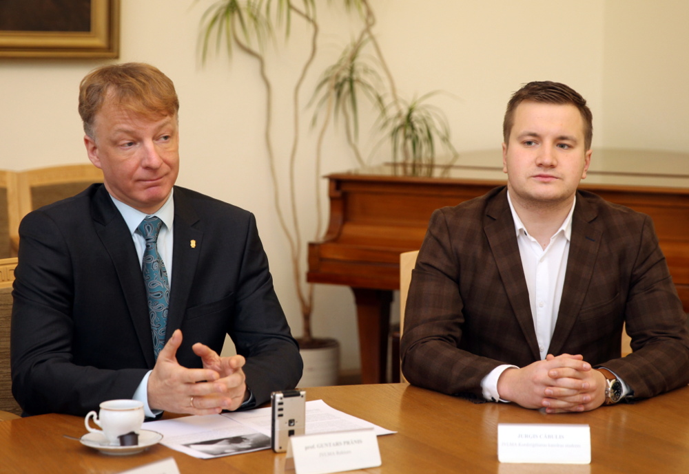 JVLMA rektors Guntars Prānis un kordiriģēšanas students Jurģis Cābulis.