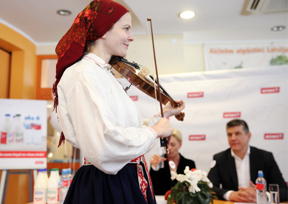 Folkloras kopa “Grodi” izdancināja mazos slimniekus.