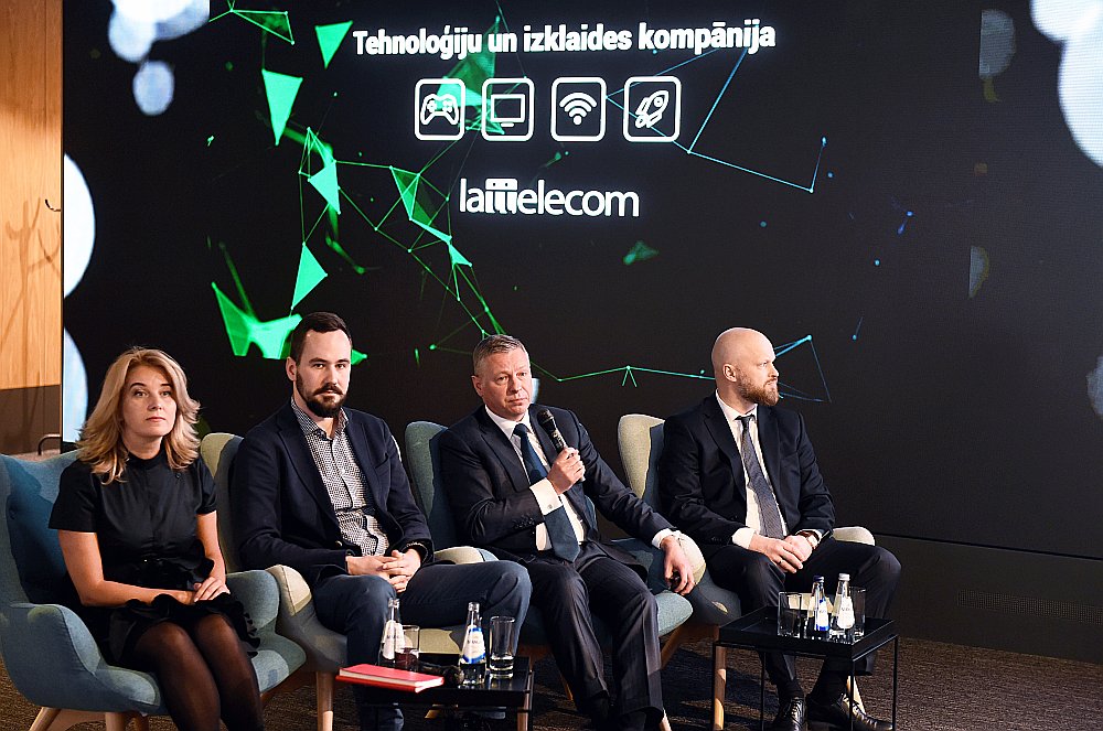 Inga Alika-Stroda, Krists Avots, Juris Gulbis un Uldis Tatarčuks preses konferencē “Lattelecom” viedajā birojā “Mettropole”.