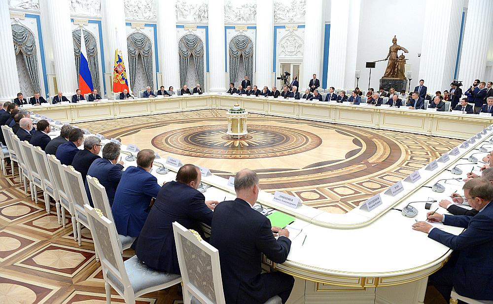 Pagājušā gada nogalē Krievijas prezidents Vladimirs Putins Kremlī tikās ar Krievijas ietekmīgākajiem uzņēmējiem, daļa no kuriem papildinās ASV veidoto melno sarakstu.