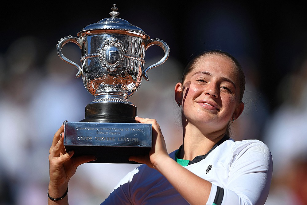 Latvijas tenisiste Aļona Ostapenko ar Francijas batklātā čempionāta finālā iegūto kausu.