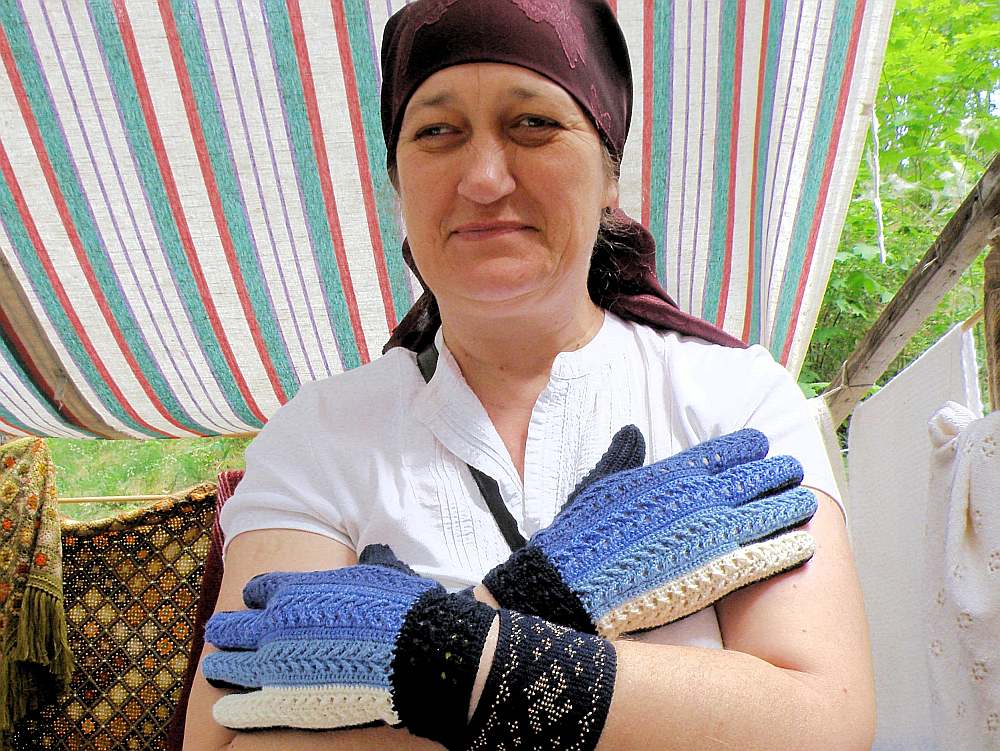 “Adīšana man ir jau pirkstos. Mana vecāmāte adīja, krustmāte adīja un māte adīja. Mūsu dzimtas sievietēm tā bija iespēja piepelnīties,” atzīst Vanda Podiņa.